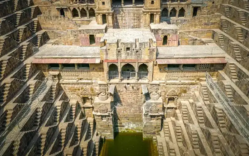 Chand Baori: Il Magnifico Pozzo a Gradini del Rajasthan